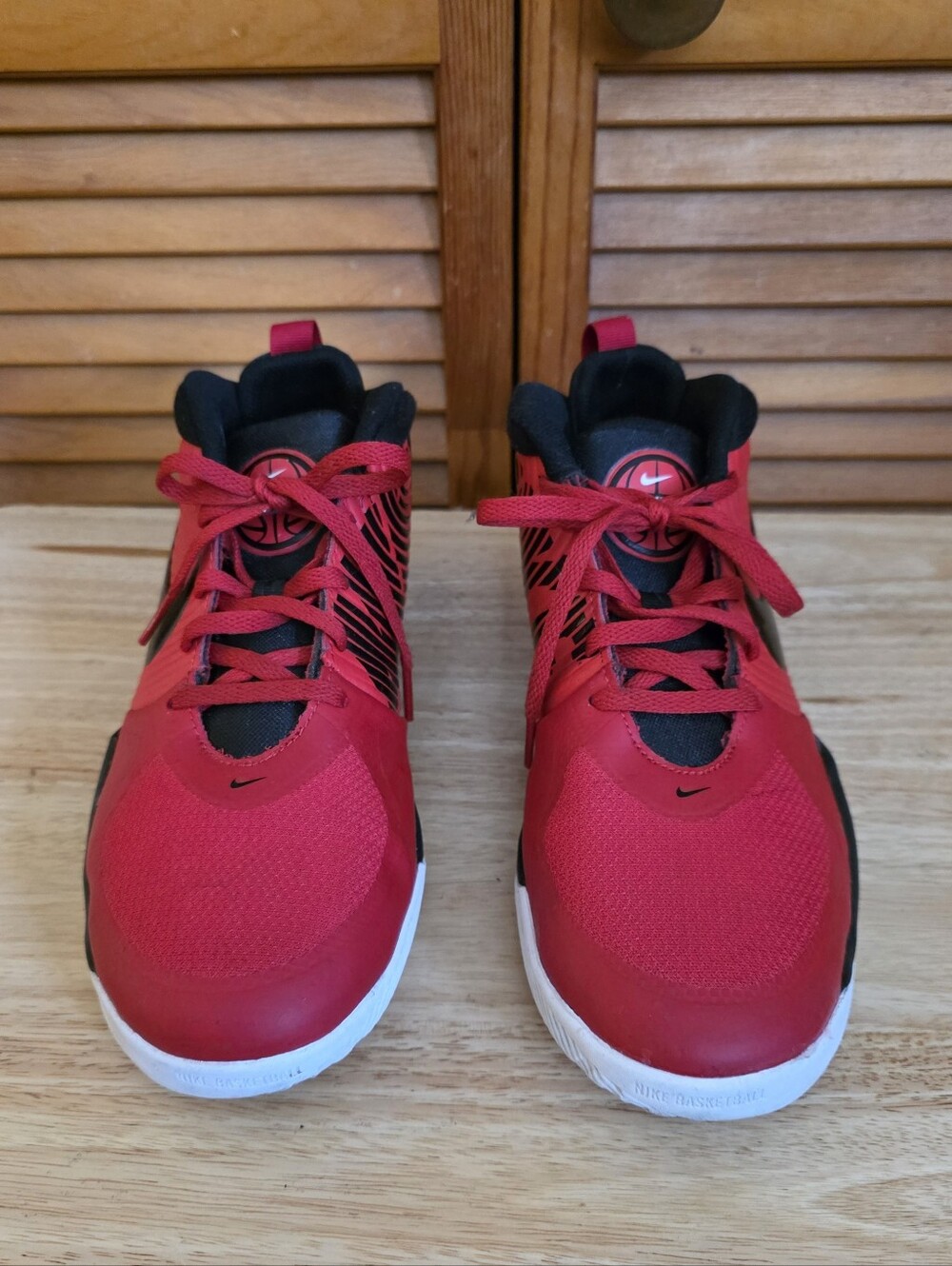 EUC Nike Youth Team Hustle D9 Basketball Sneakers Size 6.5Y